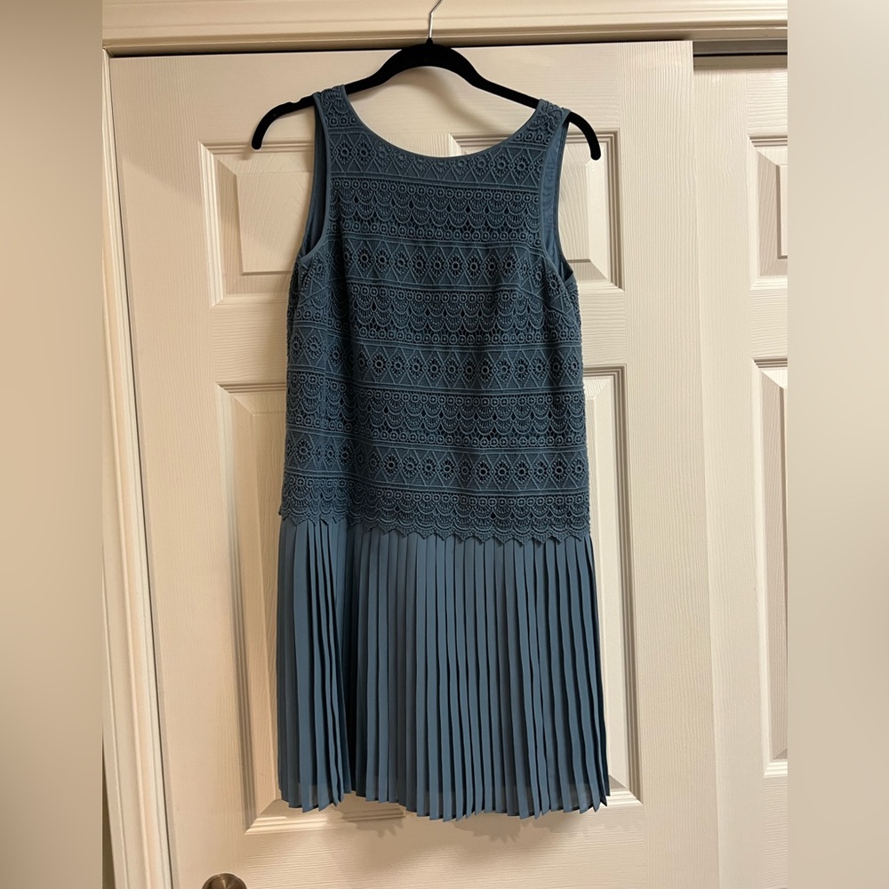 Loft dress in teal color, pleated and lace